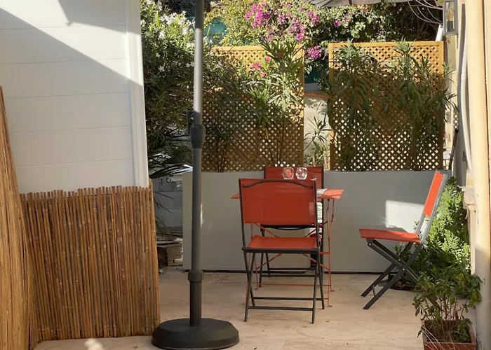 Proche De La דירה